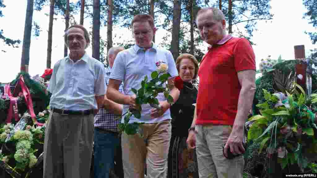 Літаратары Алесь Каско (л), Алесь Пашкевіч (ц), Уладзімер Някляеў (п)