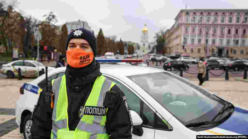 Загалом правоохоронці зареєстрували за 9 місяців цього року майже 158 тисяч заяв і повідомлень щодо домашнього насильства. Відповідно до розрахунків Інституту демографії і соціальних досліджень на замовлення Фонду народонаселення ООН, щорічно понад мільйон українок стикається з фізичною та сексуальною агресією в сім&rsquo;ї. І більшість із них мовчать