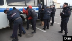 This week, several migrant workers from Uzbekistan and Tajikistan were detained in Moscow for questioning that lasted for up to 10 hours. (file photo)