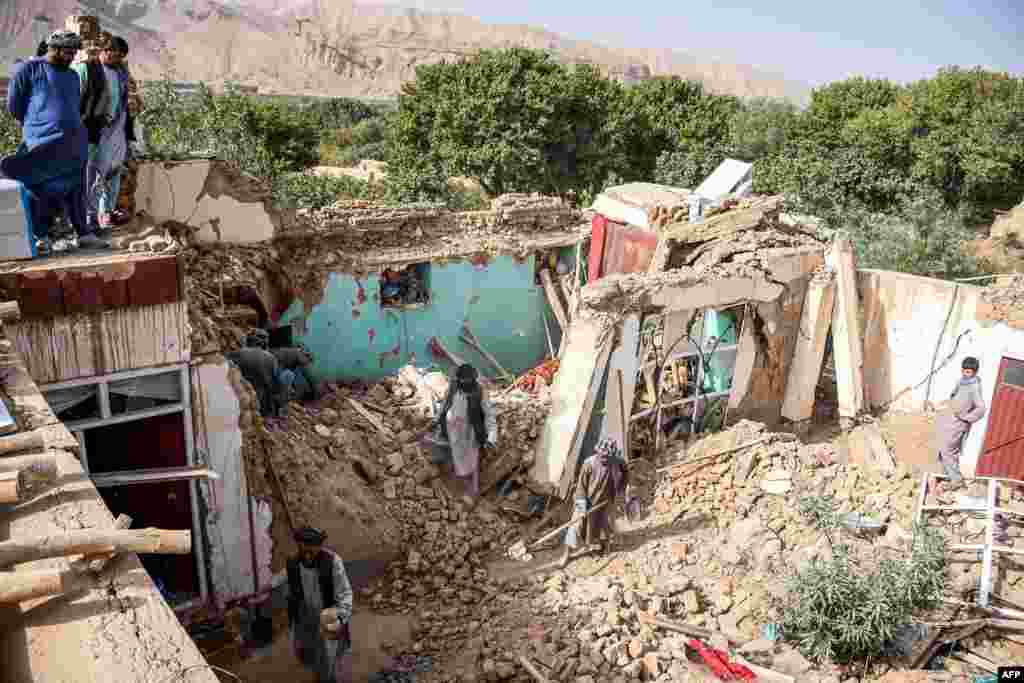 Ljudi pretražuju ostatke kuće oštećene u zemljotresu, u selu Tashqurghan, u okrugu Khulm u provinciji Samangan, 3. novembra 2025. godine.