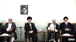 آیت الله خامنه ای در جمع اعضای مجلس خبرگان سخنرانی کرد.