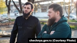 Рамазон Қодиров, раҳбари Чеченистон (рост) бо хоҳарзодааш Ёсин Закриев (рост)