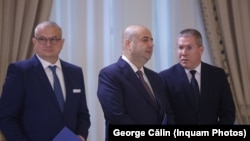 Momentul depunerii jurământului la Cotroceni pentru funcția de judecător al CCR: Dacian Dragoș (dreapta), Mihai Busuioc (centru), Csaba Asztalos (stânga).