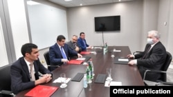 «Тройка» сопредседателей Минской группы ОБСЕ (слева), в том числе Игорь Ховаев, во время встречи с лидером Нагорного Карабаха Араика Арутюняна в Ереване, 6 сентября 2021 г. 