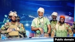 Бенин мемлекеттік телеарнасы ғимаратына басып кірген бір топ әскери адам ел президенті Патрис Талон биліктен тайдырылды деп мәлімдеп тұр. 7 желтоқсан, 2025 жыл (видеодан скриншот)