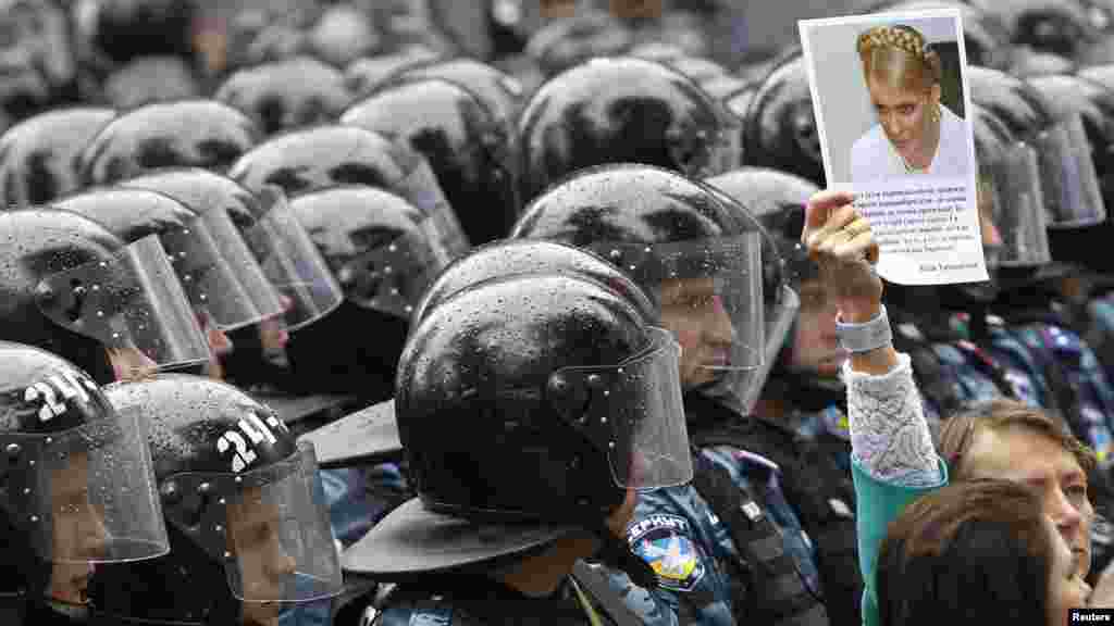 Riot police block opposition supporters during a rally against a draft law on languages, which was scheduled to be discussed during a session in Ukraine&#39;s parliament. (Reuters/Gleb Garanich) 