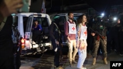 اعضای صلیب سرخ سال گذشته به تبادل زندانیان در رفح در جنوب غزه کمک کردند