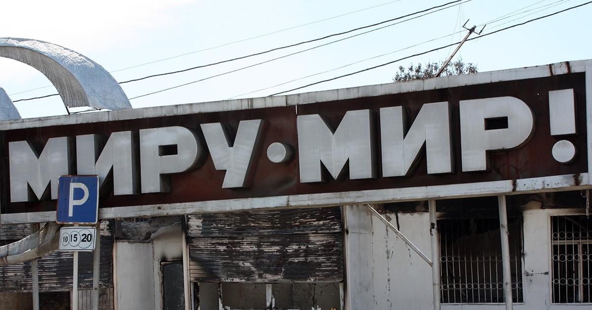 Күйеуі əйелінің жұлқынып жатқанын көреді.