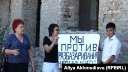 Оппозиция протестует против покупки полуразрушенного здания для наркодиспансера. Талдыкорган, сентябрь 2010 года.