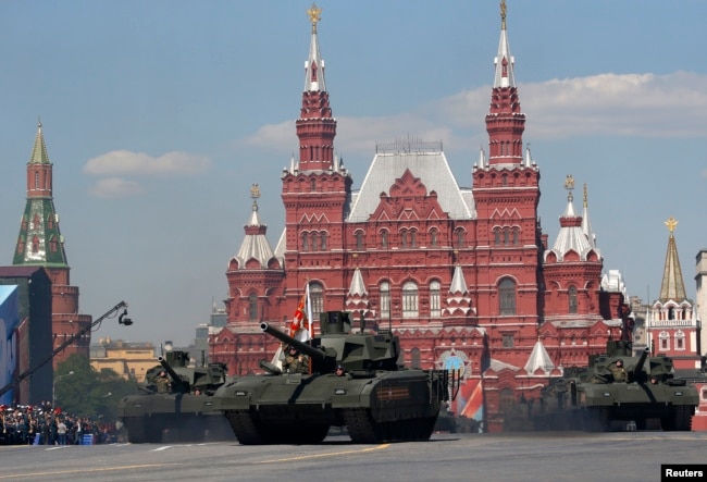 Tanku Armata T-14 gjatë parakalimit në Ditën e Fitores më 2016.