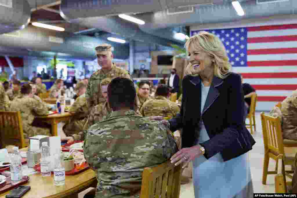 Vineri seară, Jill Biden a stat cu soldații americani de la baza militară de la Mihail Kogălniceanu și a ajutat la servirea cinei.&nbsp;