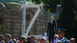 Slovo "Z" kao simbol ruske invazije na Ukrajinu i fotografija Vladimira Putina na šetnji "Besmrtnog puka" u Beogradu 9. maja 2022, u prvoj godini nakon što je Kremlj otpočeo rat. 