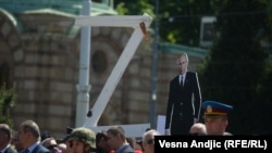 Slovo "Z" kao simbol ruske invazije na Ukrajinu i fotografija Vladimira Putina na šetnji "Besmrtnog puka" u Beogradu 9. maja 2022, u prvoj godini nakon što je Kremlj otpočeo rat. 