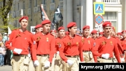 Elevii mărșăluiesc în cadrul unei parade care marchează Ziua Victoriei Rusiei în Sevastopol, pe 9 mai.