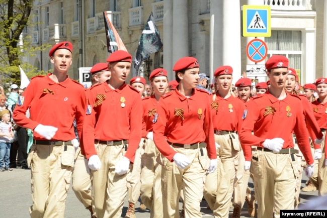 Diákok vonulnak az orosz győzelem napja alkalmából rendezett felvonuláson Szevasztopolban május 9-én
