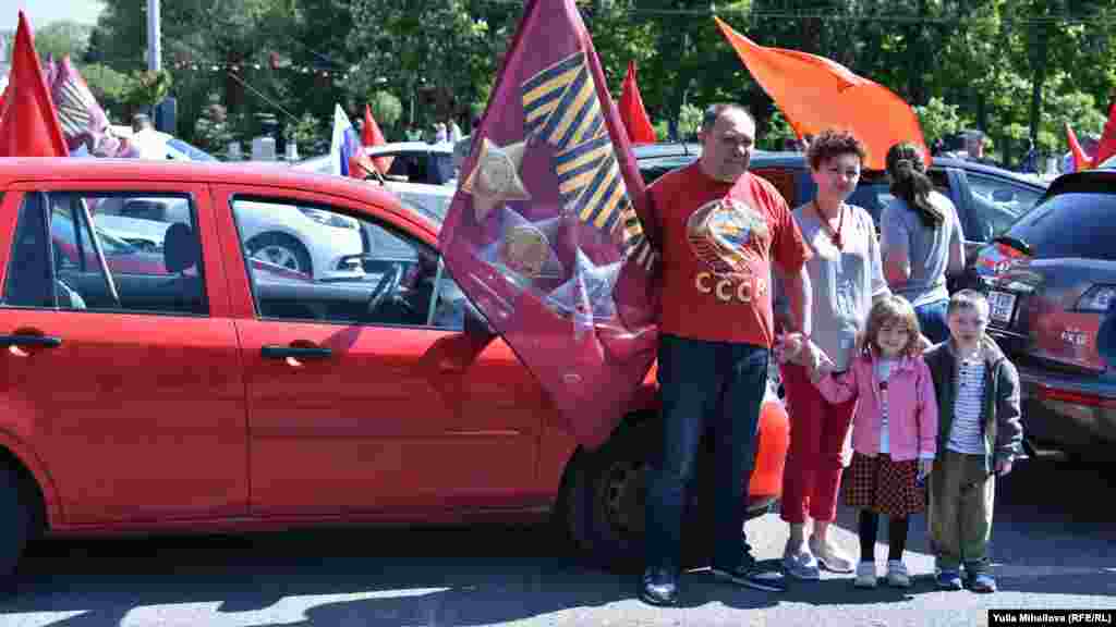 Aceleași culori ale panglicii, pe drapele roșii, la &bdquo;maratonul auto&rdquo; organizat de partidul pro-rus &bdquo;Patrioții Moldovei&rdquo;