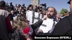 Проруски симпатизанти налетяха на бой на няколко младежи, които държаха транспаранти със задраскани сърп и чук и надпис: "Не предавай Македония"