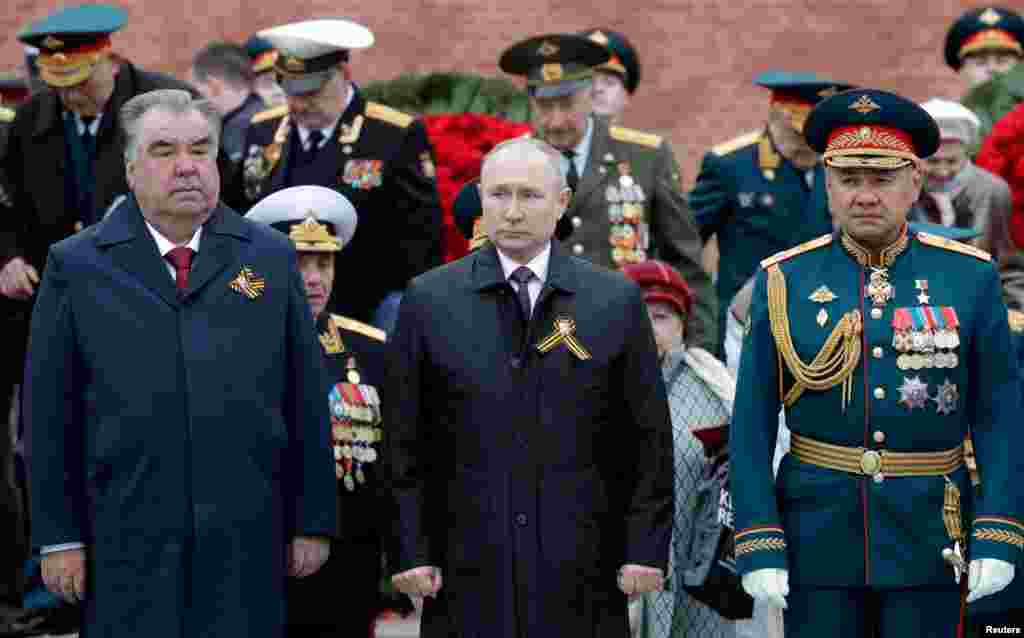  პუტინი, შოიგუ და ტაჯიკეთის პრეზიდენტი ემომალი რახმონი უცნობი ჯარისკაცის მემორიალთან. 2021 წლის 9 მაისი.