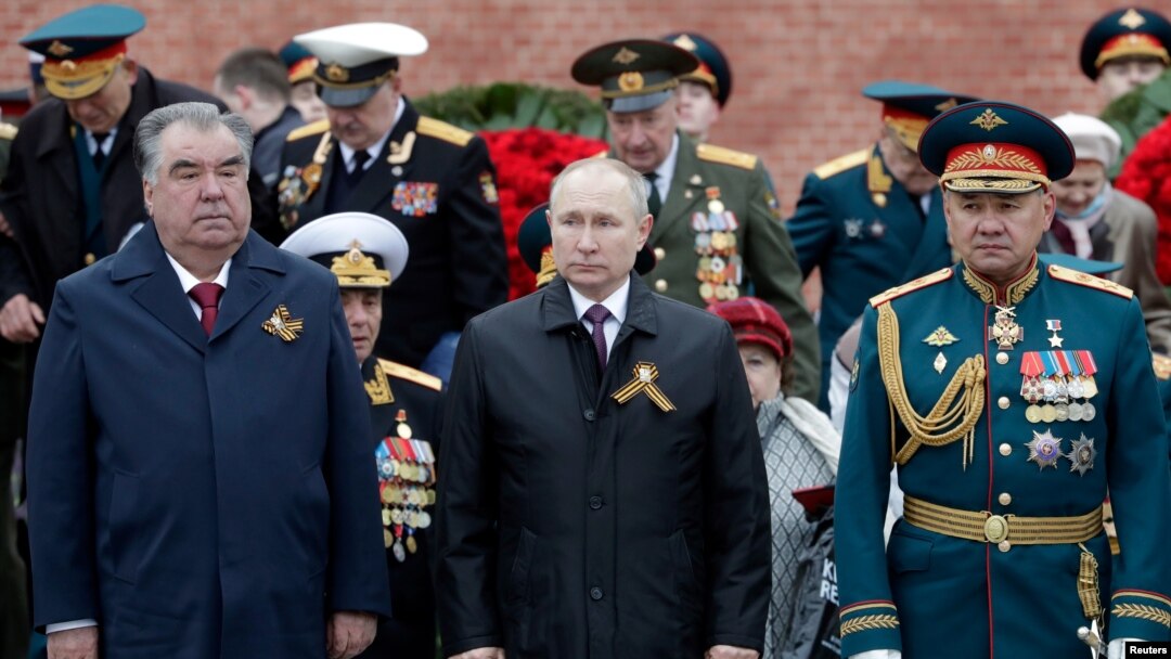 Орусиянын президенти Путин, тажик президенти Эмомали Рахмон, Орусиянын коргоо министри Сергей Шойгу. 9-май, 2021-жыл.