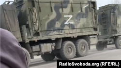 Вантажівки російських військових у Херсонській області, весна 2022 року