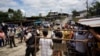 Članovi porodica zatvorenika okupili su se ispred zatvora Santo Domingo de los Tsachilas, Ekvador, 9. maja 2022.