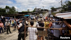 Članovi porodica zatvorenika okupili su se ispred zatvora Santo Domingo de los Tsachilas, Ekvador, 9. maja 2022.