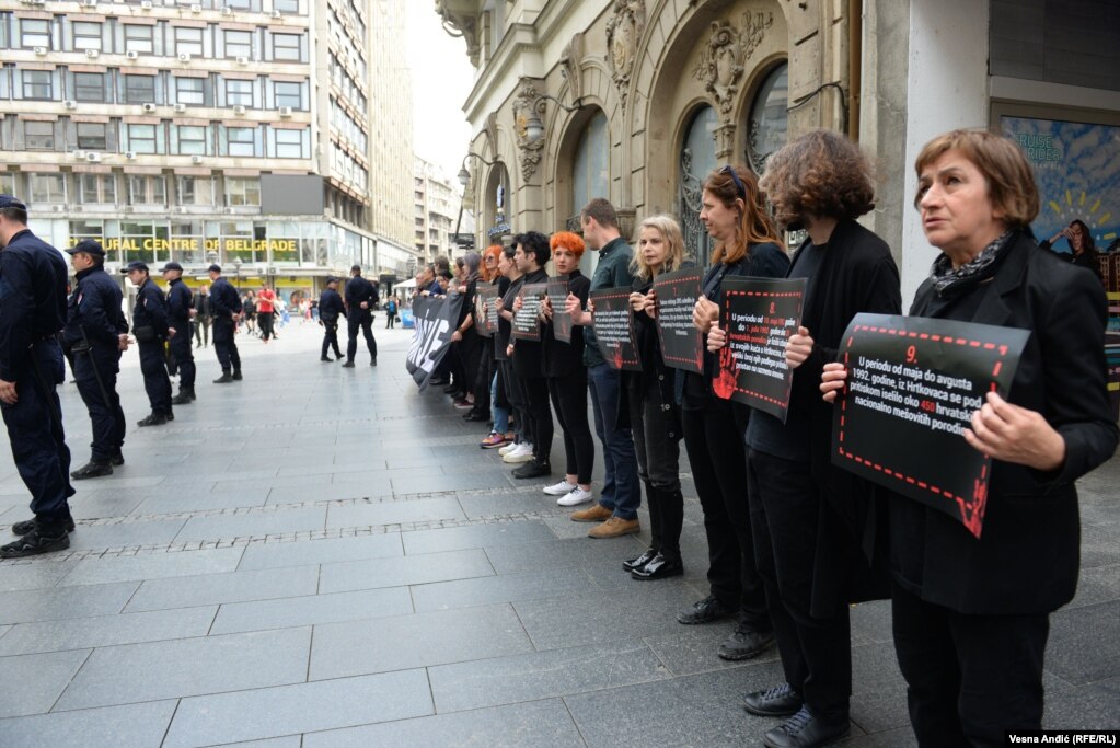 Akciju su 6. maja u Beogradu organizovale nevladine Fond za humanitarno pravo, Žene u crnom i Inicijativa mladih za ljudska prava. &nbsp;