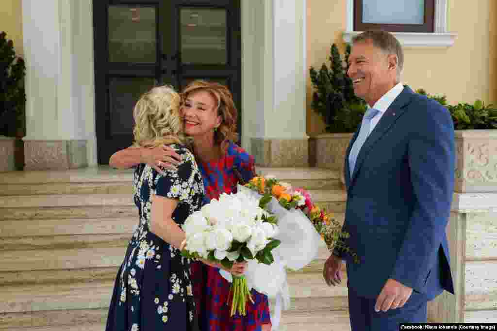 Jill Biden și Carmen Iohannis au avut o întâlnire privată de o oră. Prima Doamnă a SUA a fost întâmpinată și de președintele Klaus Iohannis.&nbsp;