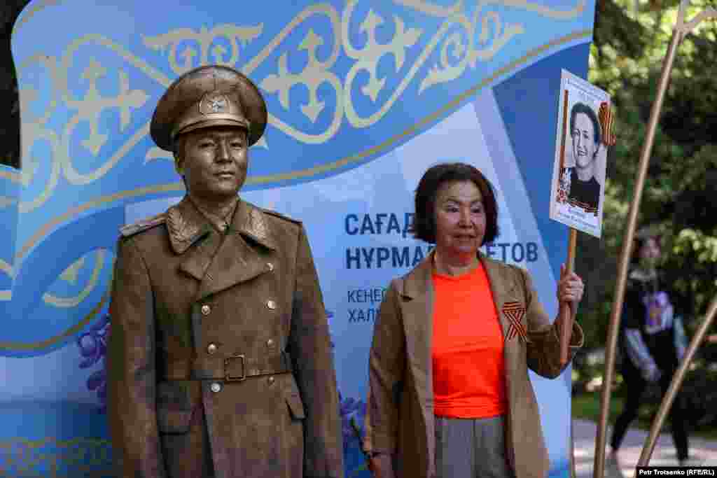 А это, если верить надписи на стенде, Герой Советского Союза и первый министр обороны независимого Казахстана Сагадат Нурмагамбетов