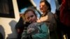 A mariupoli Azovstal acélmű bunkeréből kimenekített kislány megérkezik családjával Zaporizzsjába 2022. május 8-án