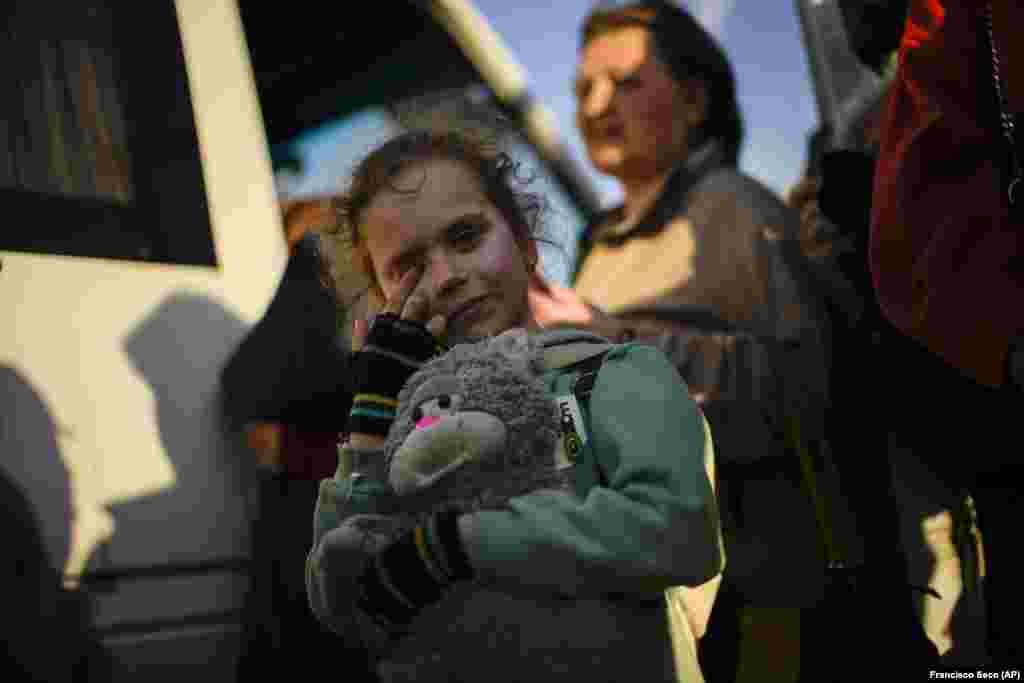 Egy kislány nem sokkal azután, hogy családjával megérkeztek egy belső menekültek számára kialakított létesítménybe Zsaporizzsjában május 8-án. A Nemzetközi Migrációs Szervezet április 21-én közzétett jelentése szerint minden hatodik ukrán, azaz a társadalom 17 százaléka vált belső menekültté a háború miatt