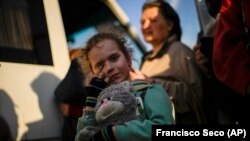 A mariupoli Azovstal acélmű bunkeréből kimenekített kislány megérkezik családjával Zaporizzsjába 2022. május 8-án