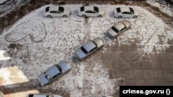 Автомобили, припаркованные в виде буквы Z во дворе российского парламента Крыма в рамках акции «Своих не бросаем», 14 марта 2022 года