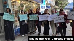 شماری از زنان در کابل که در اعتراض به فرمان حجاب اجباری در جاده ها راه پیمایی کردند