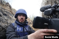 Gazetari i Radios Evropa e Lirë, Marian Kushnir, duke raportuar nga vija e frontit në Ukrainë më 22 prill 2022.