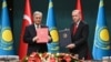 Президент Казахстана Касым-Жомарт Токаев (слева) и президент Турции Реджеп Тайип Эрдоган подписали совместное заявление о расширенном стратегическом партнерстве. Анкара, 10 мая 2022 года