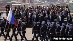 Armenia - Russian soldiers march at Yerevan's Victory Park during an official ceremony to mark the 77th anniversary of the Soviet victory over Nazi Germany, 9 May, 2022.