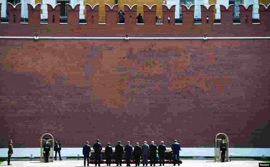 სხვადასხვა ქვეყნის ლიდერები პუტინთან ერთად უცნობი ჯარისკაცის მემორიალთან. 2020 წლის 24 ივნისი.