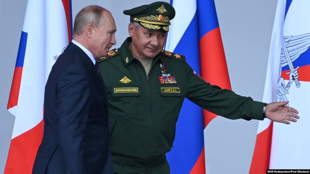 Рускиот претседател Владимир Путин и министерот за одбрана Сергеј Шојгу присуствуваат на церемонијата во Москва во август 2021 година.