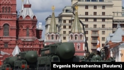 Російський міжконтинентальний балістичний комплекс «Ярс» на параді в Москві до Дня перемоги на гітлерівським нацизмом. 9 травня 2022 року