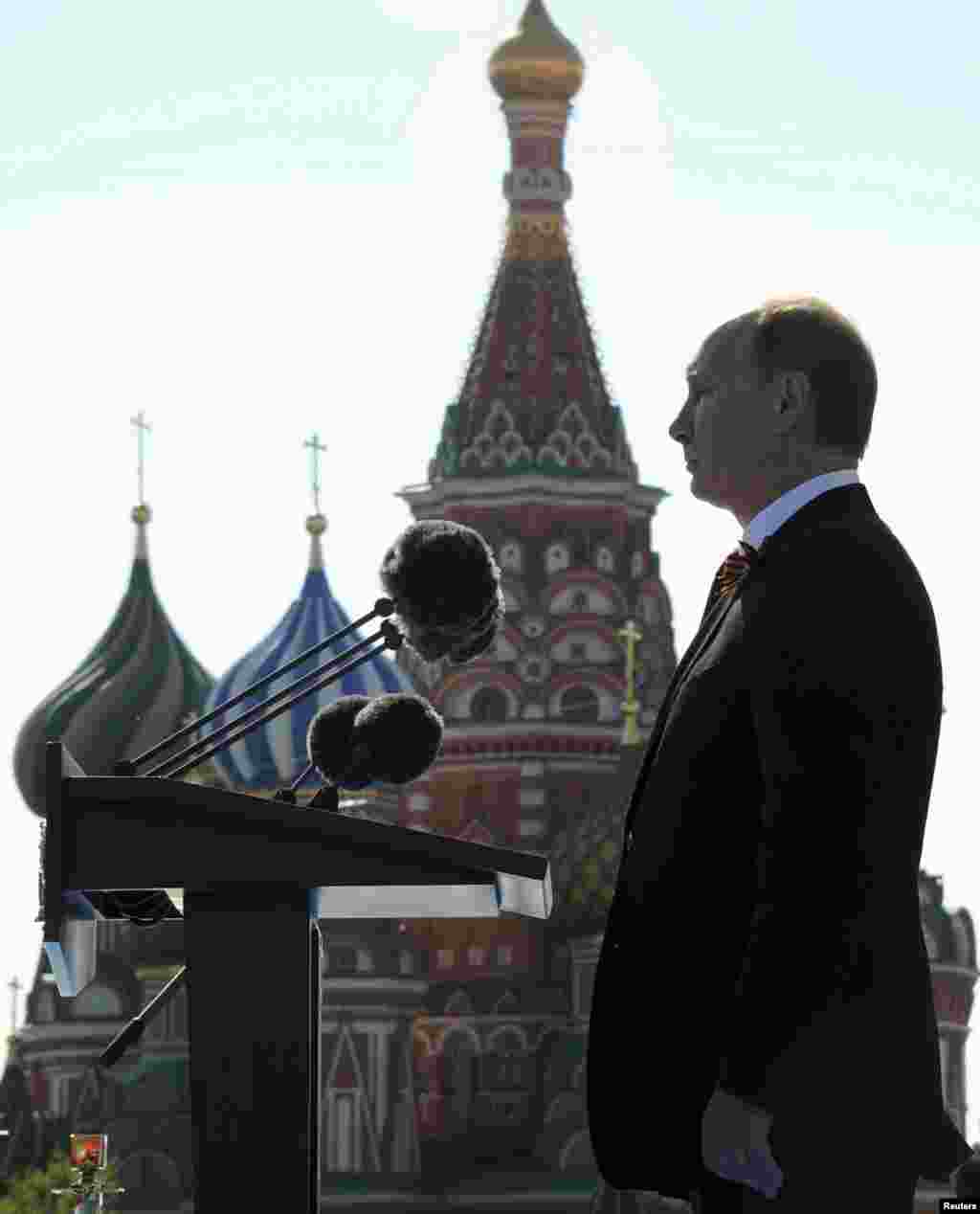 პუტინი სიტყვით მიმართავს სამხედრო აღლუმის სტუმრებს. 2014 წლის 9 მაისი.