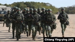 Тайвань сарбаздары әскери жаттығу кезінде. Синьчжу уезі, Тайвань, 19 қаңтар, 2021 жыл.
