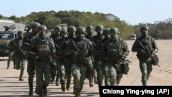 Vojnici tokom vojne vežbe na Tajvanu, 19. januara 2021. Tajvanske trupe koristeći tenkove, minobacače i malokalibarsko oružje izvele su vježbu sa ciljem da odbiju napad iz Kine, koja je pojačala prijetnje o preuzimanju ostrva.