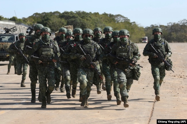 Taiwanese soldiers take part in a military exercise in northern Taiwan in 2021.
