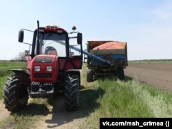 Сельхозтехника на посевной риса в Красноперекопском районе, Крым, 4 мая 2022 года