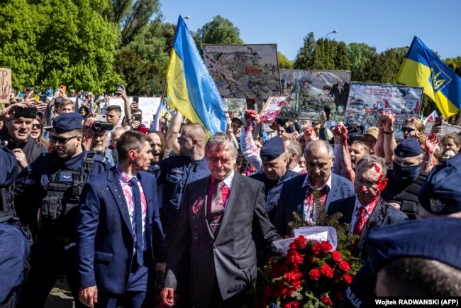 Ambasadori rus në Poloni, Sergei Andreyev, i rrethuar nga protestuesit në Varshavë, të cilët brohoritën "Fashistë, fashistë".