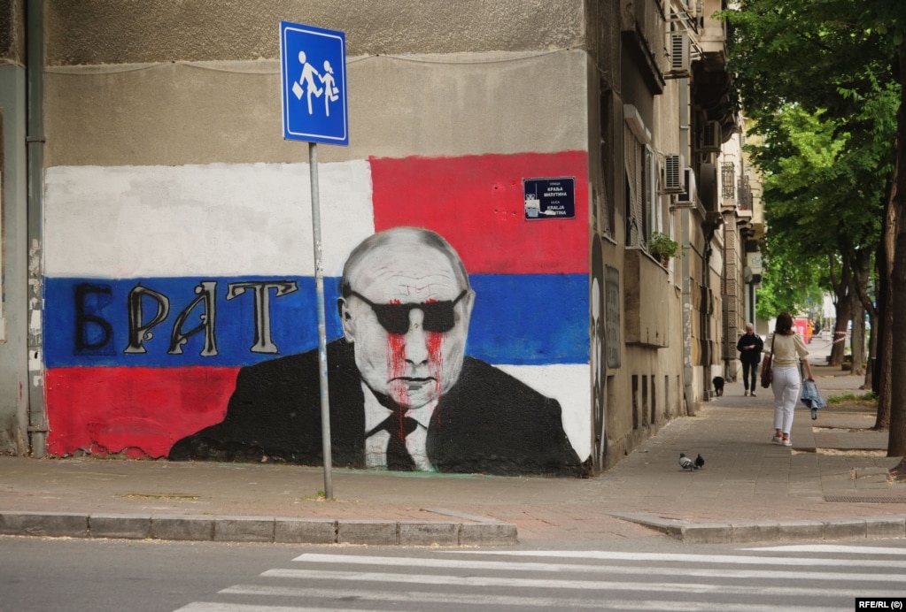 Ky mural me presidentin rus, Vladimir Putin, u shfaq në një cep të rrugës së Beogradit në fillim të marsit. Më vonë portreti i tij u shfytyrua me ngjyrë të kuqe si vrragë gjaku dhe syze dielli. Vepra e artit politik është një nga shembujt e shumtë të grafiteve pro-ruse që shfaqen në Beograd, ndërsa më pas janë manipuluar, në mes të pushtimit rus që po ndodh në Ukrainë.