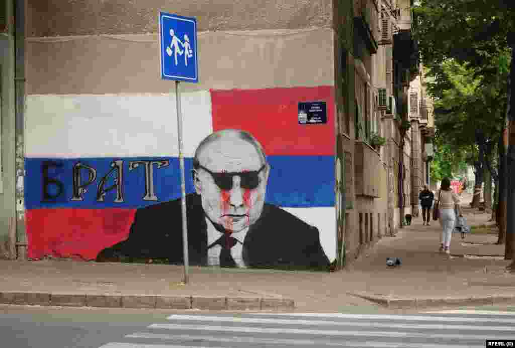 Ez a Vlagyimir Putyint ábrázoló falfestés Belgrád egyik zöldövezeti lakónegyedében jelent meg még március elején. Az orosz elnökön látható napszemüveg és a vért imitáló festék csak később került rá. Ez egyike azoknak az Oroszország-párti graffitiknek Belgrádban, amelyeket később megmásítottak