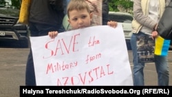 Учасники акції говорили про те, що бійці «Азову» і мирні маріупольці 71 день перебувають в оточенні російських окупантів
