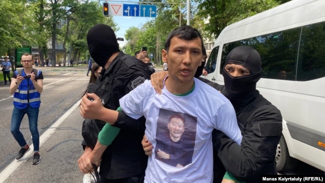 Полиция задерживает Абзала Достиярова. Алматы, 7 мая 2022 года